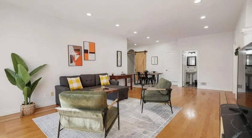 Spacious 3BR, One and a half Bath 2nd Floor in San Francisco - Image 1