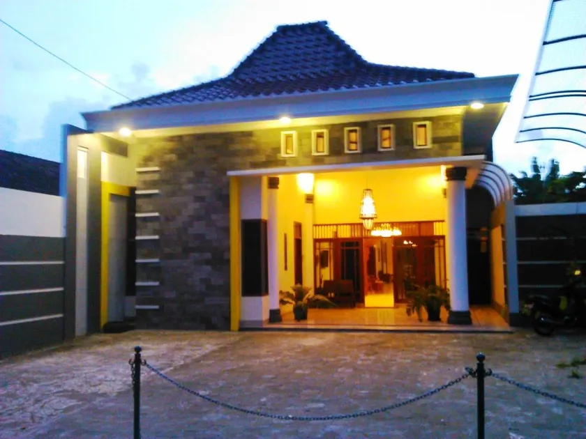 Griya Putri Dewi Family Guest House - Image 1
