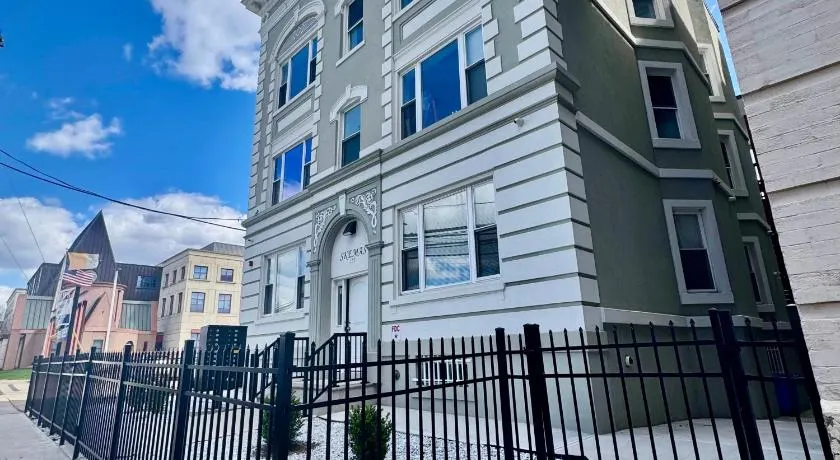 Grand Deluxe 1BR Penthouse near Newark Airport - Image 1