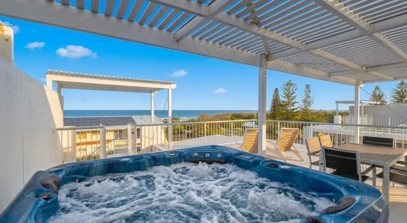 Beach Days, Ocean Rooftop & Spa - Sleeps 8 - Image 1