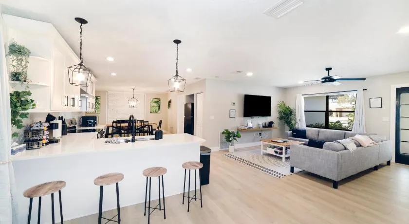 New 6min to 3 Sister Springs, Spacious, Fun with Game Room - Image 1