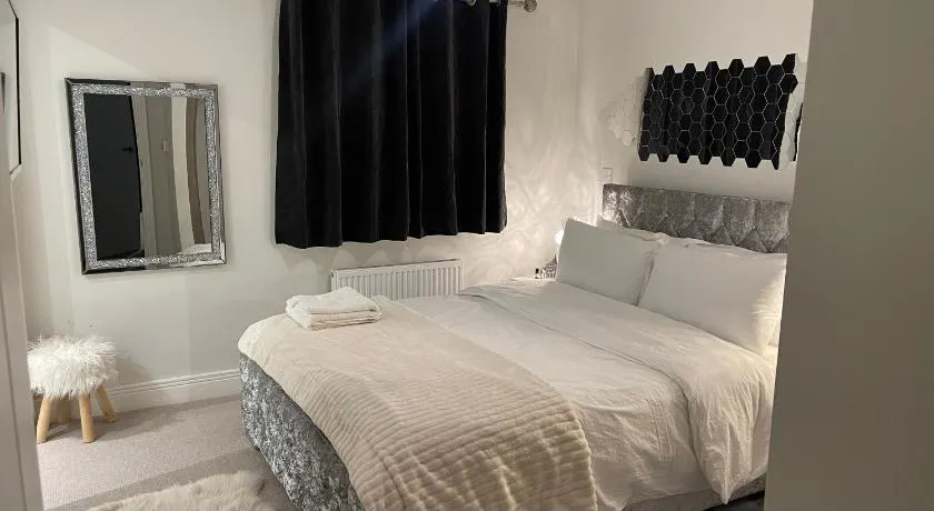 En-suite bedroom in a family home near Gatwick airport and Horley station - Image 1