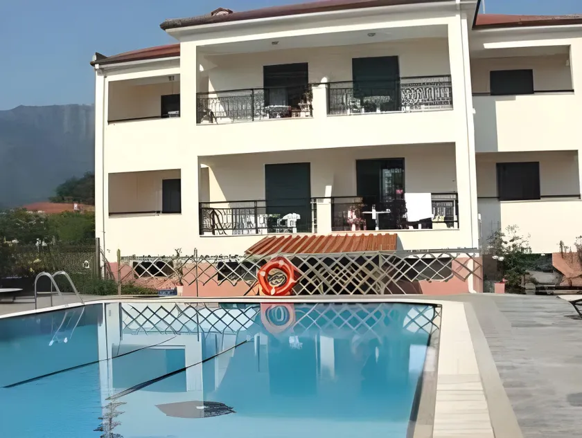 Green Sea Apartments - Image 1
