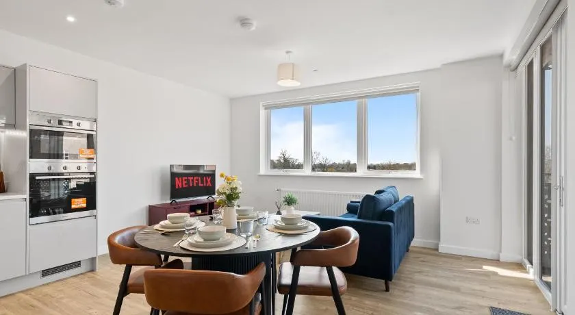 Luxury 2BR Staines 12 Mins to Heathrow & Thames - Image 1