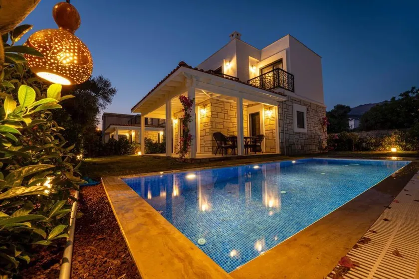 Gümüşlük köy içi havuzlu müstakil villa - Image 1