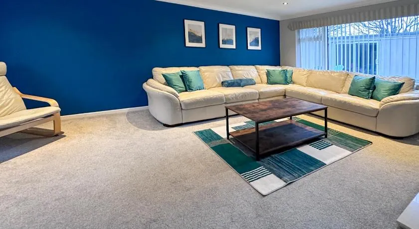 BLUNSDON LODGE - Spacious Bungalow, High Speed Wi-Fi, Free Private Parking, Garden - Image 1