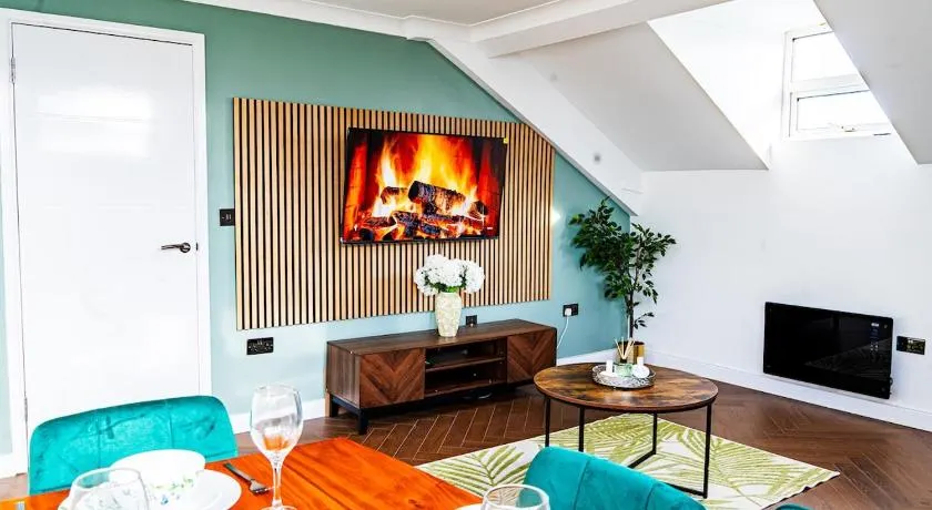 Stylish Luxury 2-Bed Newly Renovated flat - Image 1
