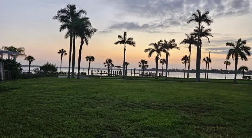 Manatee River Bungalow - Image 1
