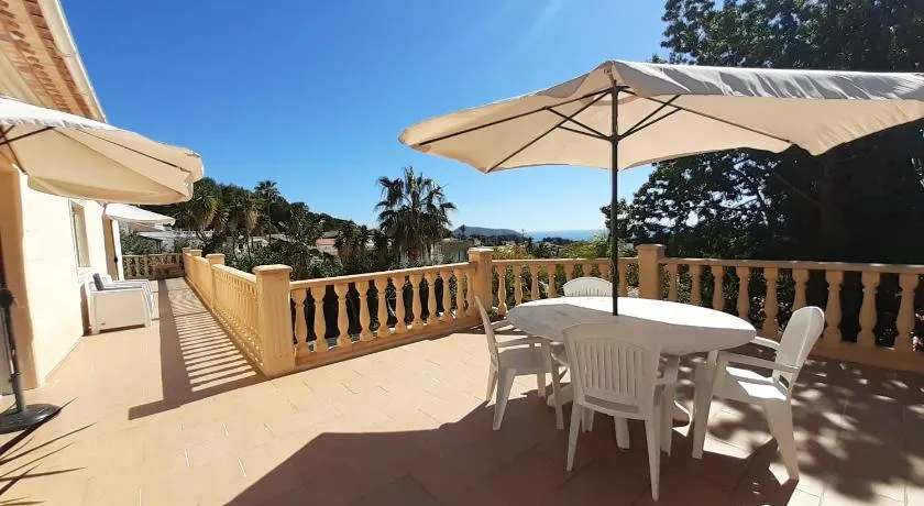 habitación con techo inclinado y vista al mar - Image 1