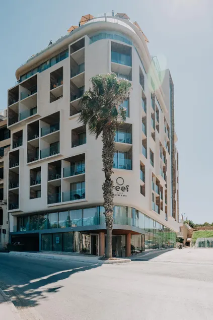 Reef Hotel & Spa - Image 1