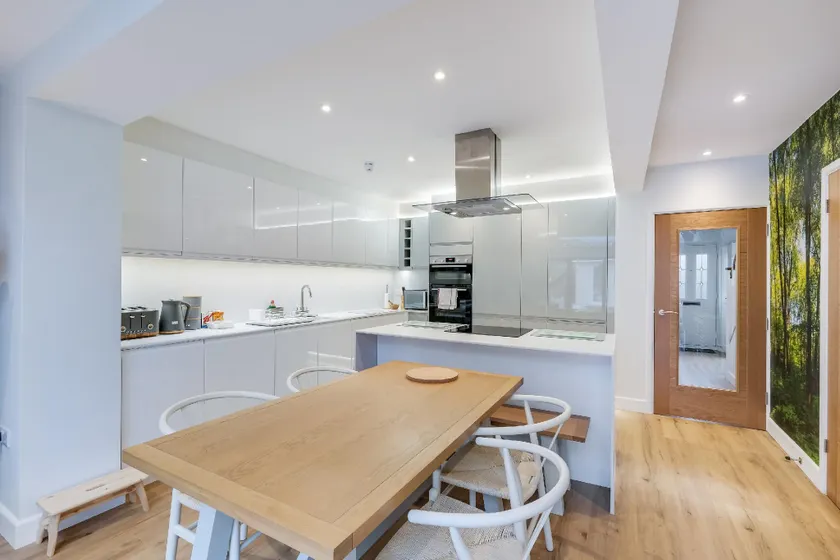 Stunning 6 Bed House with Games Room and Garden Near Pinewood -Iver - Image 1