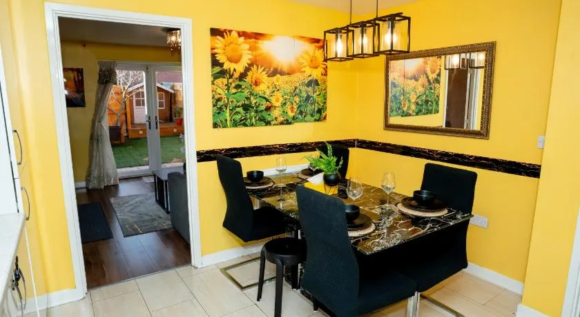 1 minute walk to Liverpool Stadium Free Private Parking, Anfield Liverpool Entire House - Image 1