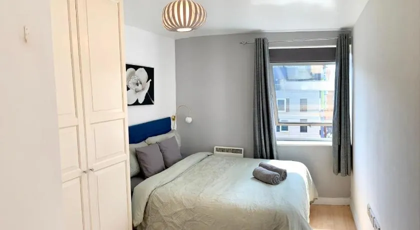 Modern two bedroom two bath opp tube station (central line) - Image 1