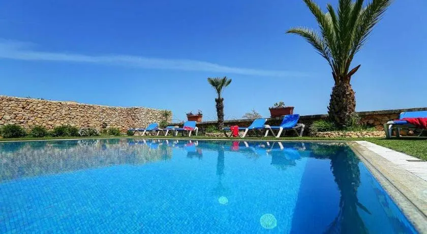 Villa Savona Sleeps 7 with Private Pool - Image 1