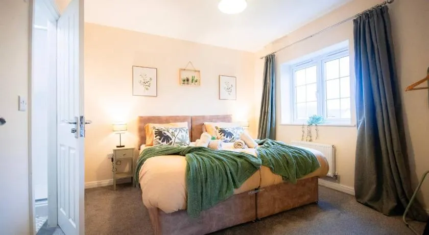 Luxe 3BR - 8 Min to Town Centre - Bradgate Park Leicester - Parking - Garden - Image 1