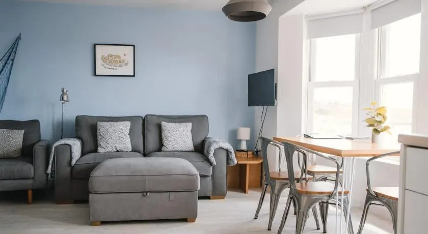 Barry Island Beachfront Apartment - Stunning Bay Views and Private Parking - Image 1