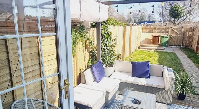 Beautiful 2bed house with garden, walking distance to town - FREE parking - Image 1