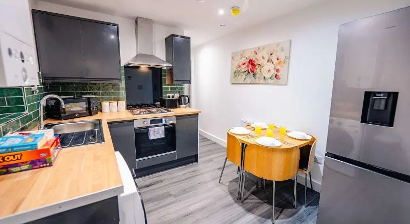 Cosy 2BR Flat Steps from Cardiff Pubs & Town - Image 1