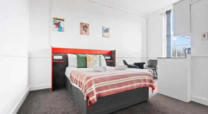 Modern Self-Contained Studio in Dudley with Parking close to Town Centre - Image 1