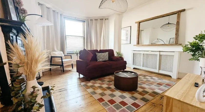 Colney Hatch Lane - Spacious 2-Bed 2-Bath Home with Private Garden - Image 1