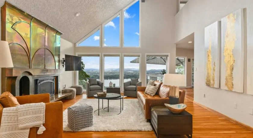 Riverview Luxury Retreat - Image 1