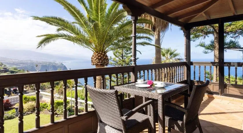 El Refugio Apartments & Villa - Image 1