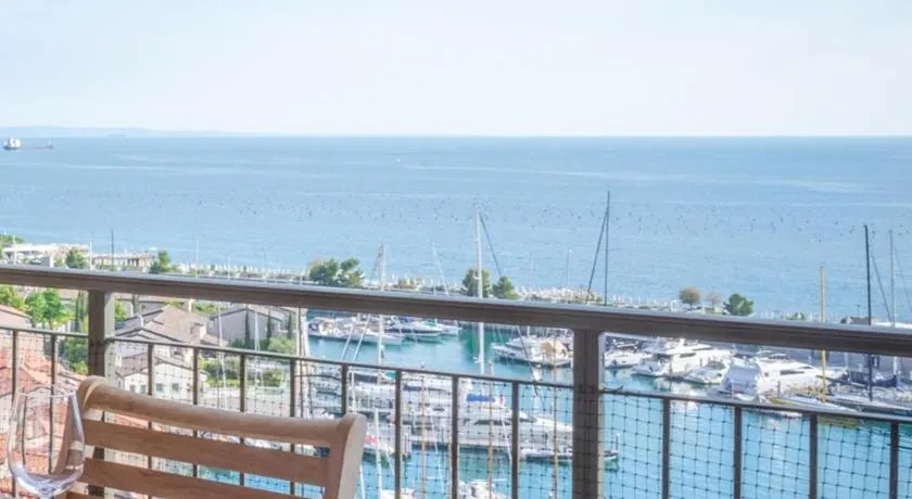 Portopiccolo Avolare Bel Tramonto Apartment & Beach - Image 1