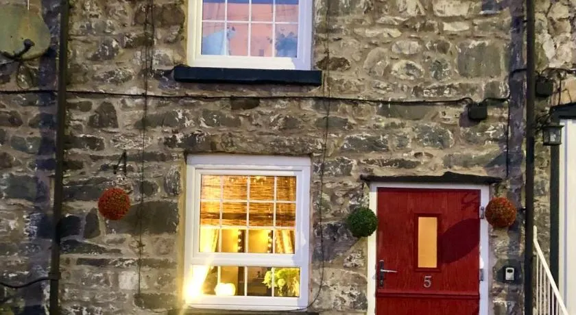 Maytree Cottage. Compact home in Mid Wales. - Image 1
