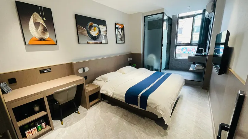 Fashionable Express Hotel - Image 1