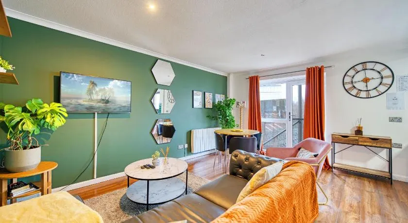 New Slick Finnieston Pad w/ Free Parking - Image 1