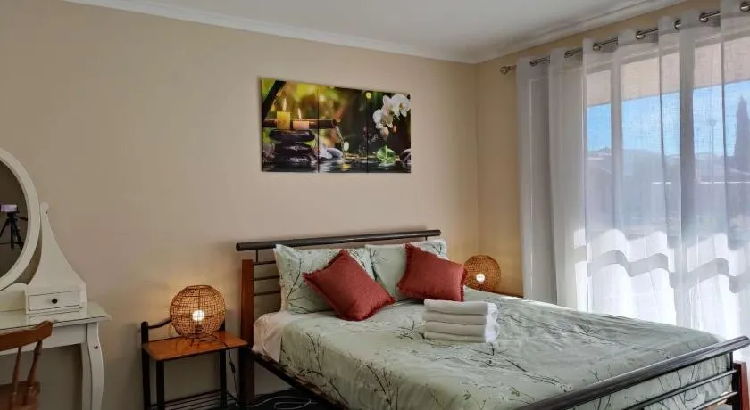 5-bedroom 2 bath stylish retreat near beach and wineries in Christie Downs,newly upgraded google TV with Neflix,chromecast, Apple TV, Amazon prime video - Image 1