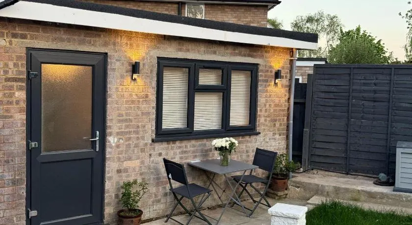Newly Renovated Guesthouse with Free Parking - Image 1