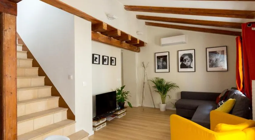 CA3 - Duplex de dos dormitorios en el Centro Histórico con garaje - Image 1