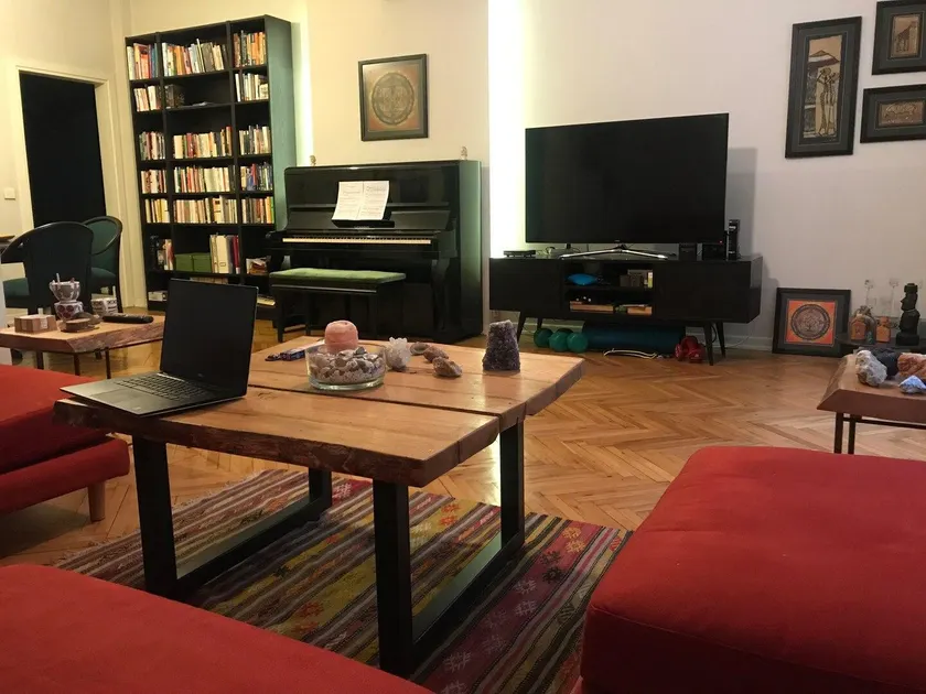 Central Cozy Apartment in Safe Local Neighbourhood - Image 1