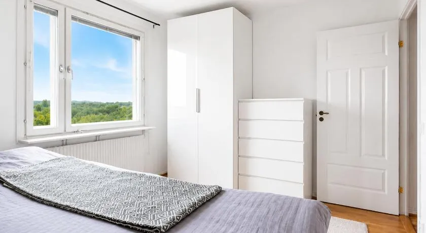 Room in Apartment with Shared Bathroom and Kitchen - Image 1