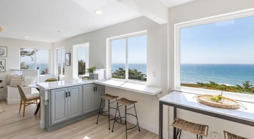 Oceanfront Coastal Home with Breathtaking Views Hiking Beaches & More - Image 1