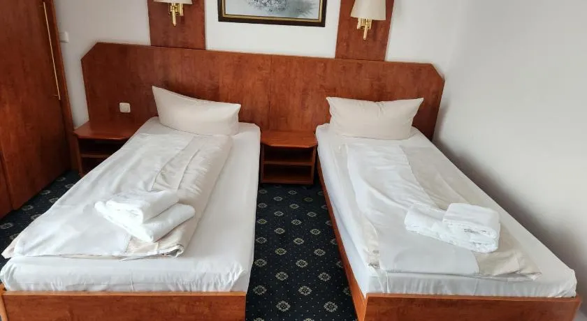 Hotel Hoyers 24h Check-in,Pinneberg, Free Parking and WiFi - Image 1