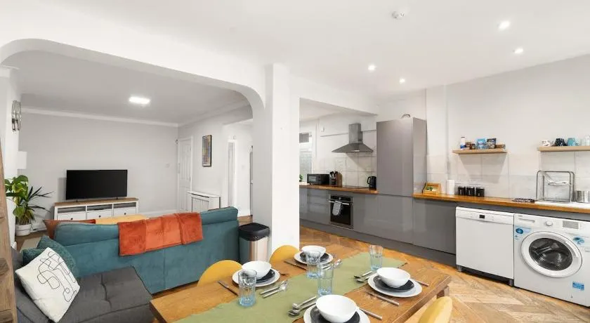 Spacious Gem Fr Parking fast Central London Access - Image 1