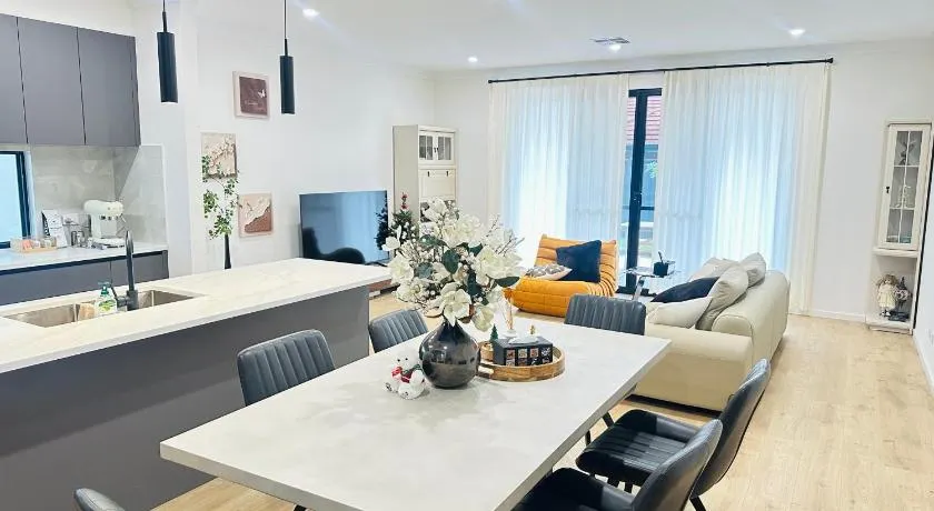 Galaxy Homes - City & Coast Luxury Retreat - Image 1