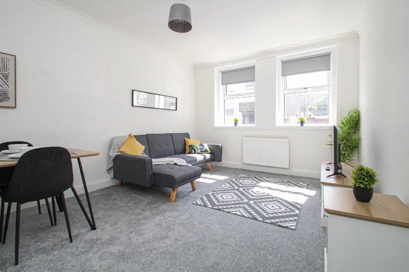 3-Bed Apartment Ideal for Contactors - Near Clyde Shipyard - 25 min Glasgow Airport - Image 1