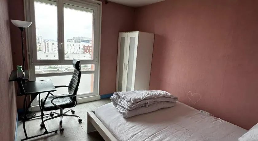 Chambre privée avec lit king-size dans un appartement partagé à 5 min du métro 7 à Paris Orly - Image 1