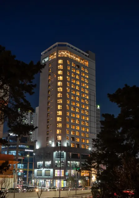 Urban-Est Hotel - Image 1