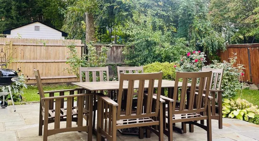 Private Estate, walk to Princeton downtown, 3 Bedrooms, 2 Bath, with Free Parking - Image 1