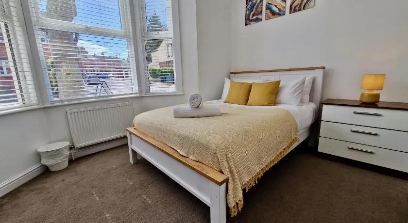 Incredible Private Rooms All with Private Bathrooms in a Fully Serviced House next to City Centre with Free Parking - Image 1