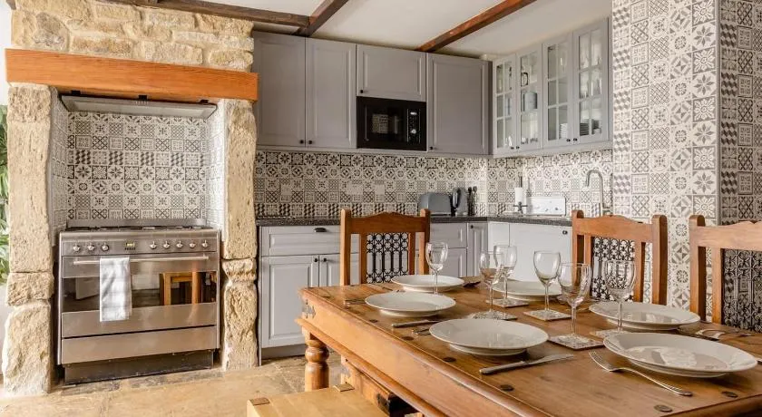 OldMill-2Bed-Sleeps6-PrivateGarden-OptionalHotTub - Image 1