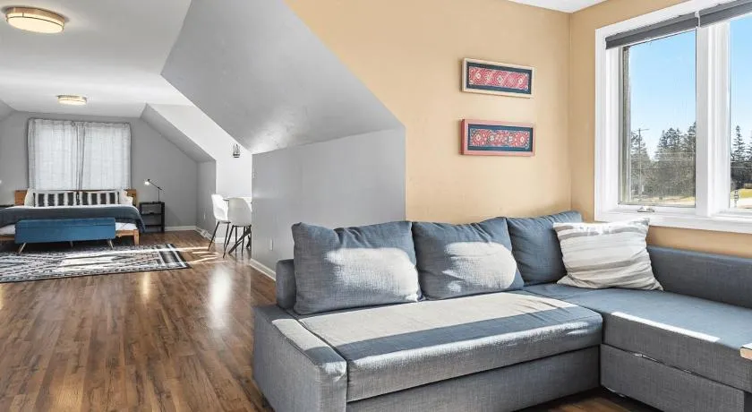Bird's Nest- Perfect Retreat for 2, Studio Above Bakery, Dogs! - Image 1