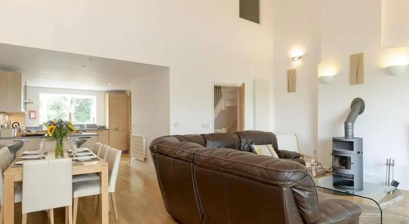 Swallows Nest Cotswolds lakeside spa home Lower Mill Estate - Image 1