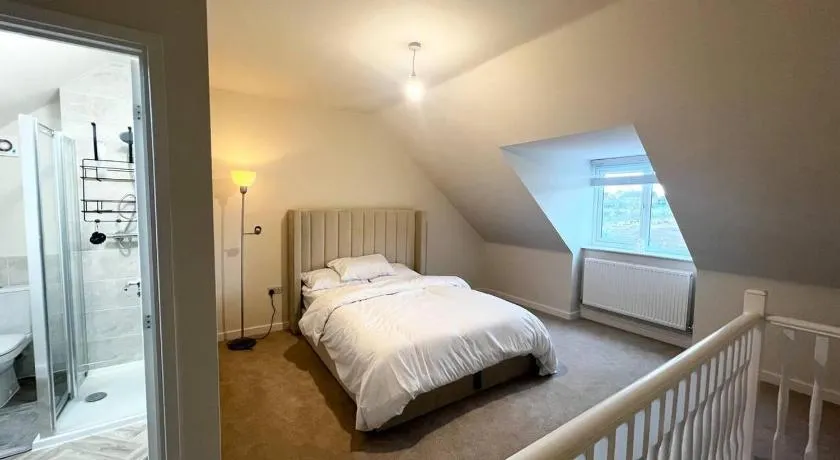 3-Bed House Sleeps 5 Free Parking - Image 1