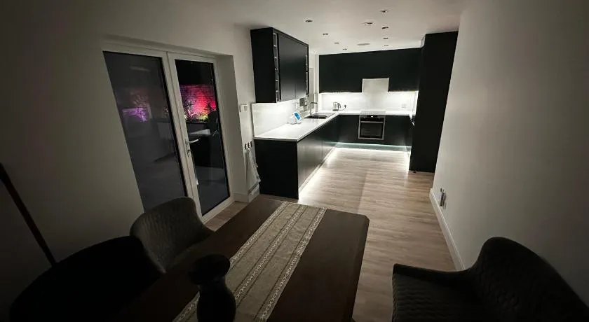 Luxury West London 3BR House, Cul De Sac - Image 1