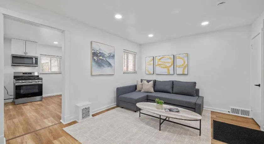 Pittsburgh Millvale Modern and Cozy 1 Bedroom Apartment with Parking - Image 1